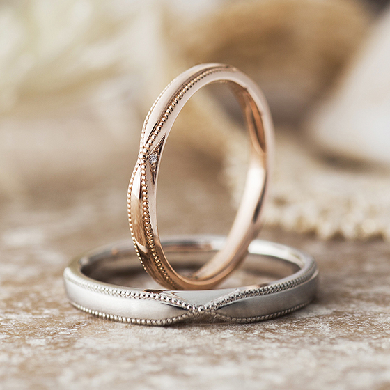 中央に絞りを加えたミル打ちの美しい結婚指輪。lady'sには側面にダイヤモンドをセッティングしてあり、さりげないオシャレを楽しめる。