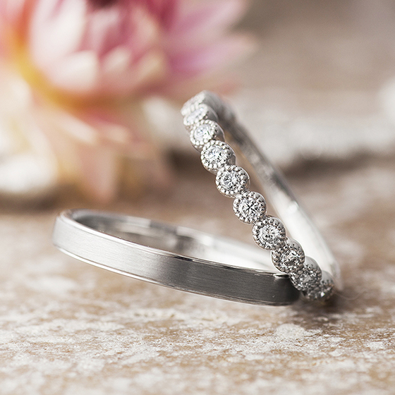 レディースはダイヤモンドが一粒一粒ミル打ち（ミルグレイン）に包まれてとってもキュートな結婚指輪（マリッジリング）メンズはマット（つや消し）加工でカッコよく。
