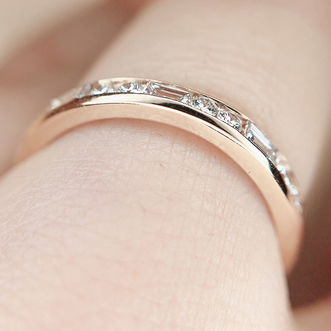 結婚指輪や婚約指輪など他のジュエリーと重ね着けのしやすいボリュームが人気の秘密！