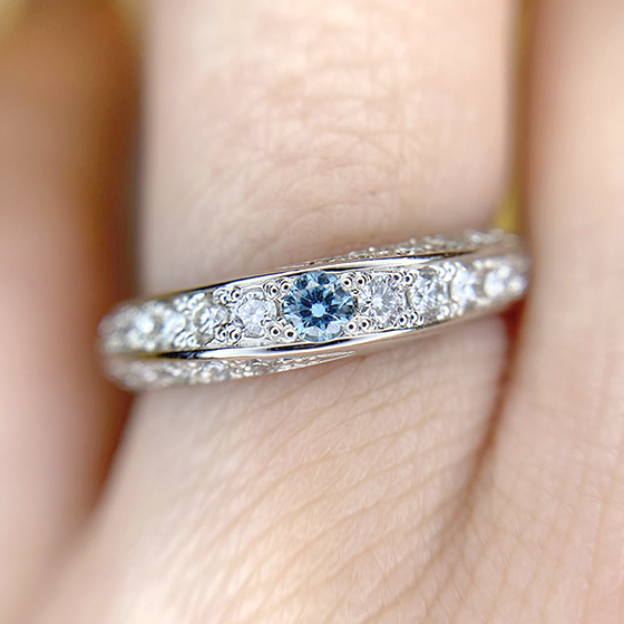 無職透明で高品質なダイヤモンドのみから生まれる【スイートブルーダイヤモンド】。上品な青い輝きを放ちます。