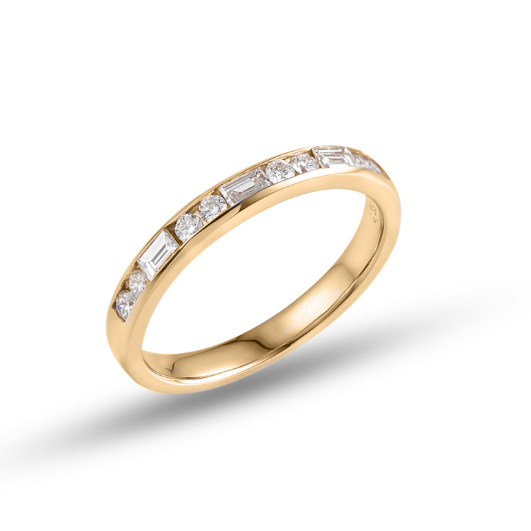 2種類のダイヤモンドがお手元に華やかさをUP！派手過ぎない印象が人気のポイントです。