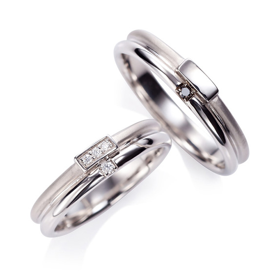 ふたつのリングをかさねたような結婚指輪。ボリュームもあり、インパクトのあるデザイン。