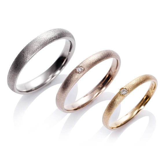 ＊重ねづけ出来るセットリトルエンゲージリングあり。シンプルなデザインの結婚指輪。マット＆輝きのあるテクスチャーが手に馴染む。