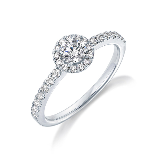 メレダイヤモンドが中央のダイヤモンドを取り囲んだ華やかな婚約指輪。
