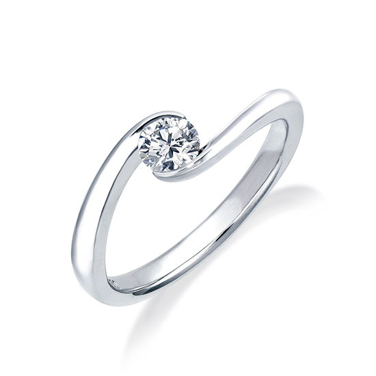 ダイヤモンドを包み込むデザインの婚約指輪。
