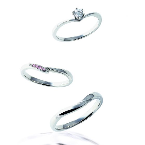 >ピンクダイヤモンドのグラデーションが美しい結婚指輪。お指に沿うカーブラインも人気の秘密です。