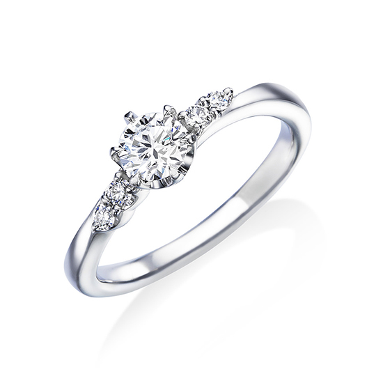 メレダイヤモンドが4粒あり、ダイヤモンドの存在感を感じられる婚約指輪。