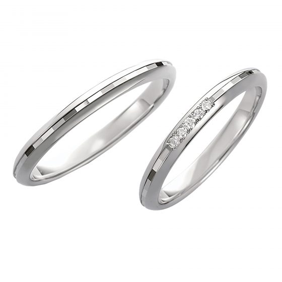 細身のリングに中心に施されたカットデザインが煌めくシンプルな結婚指輪（マリッジリング）です。