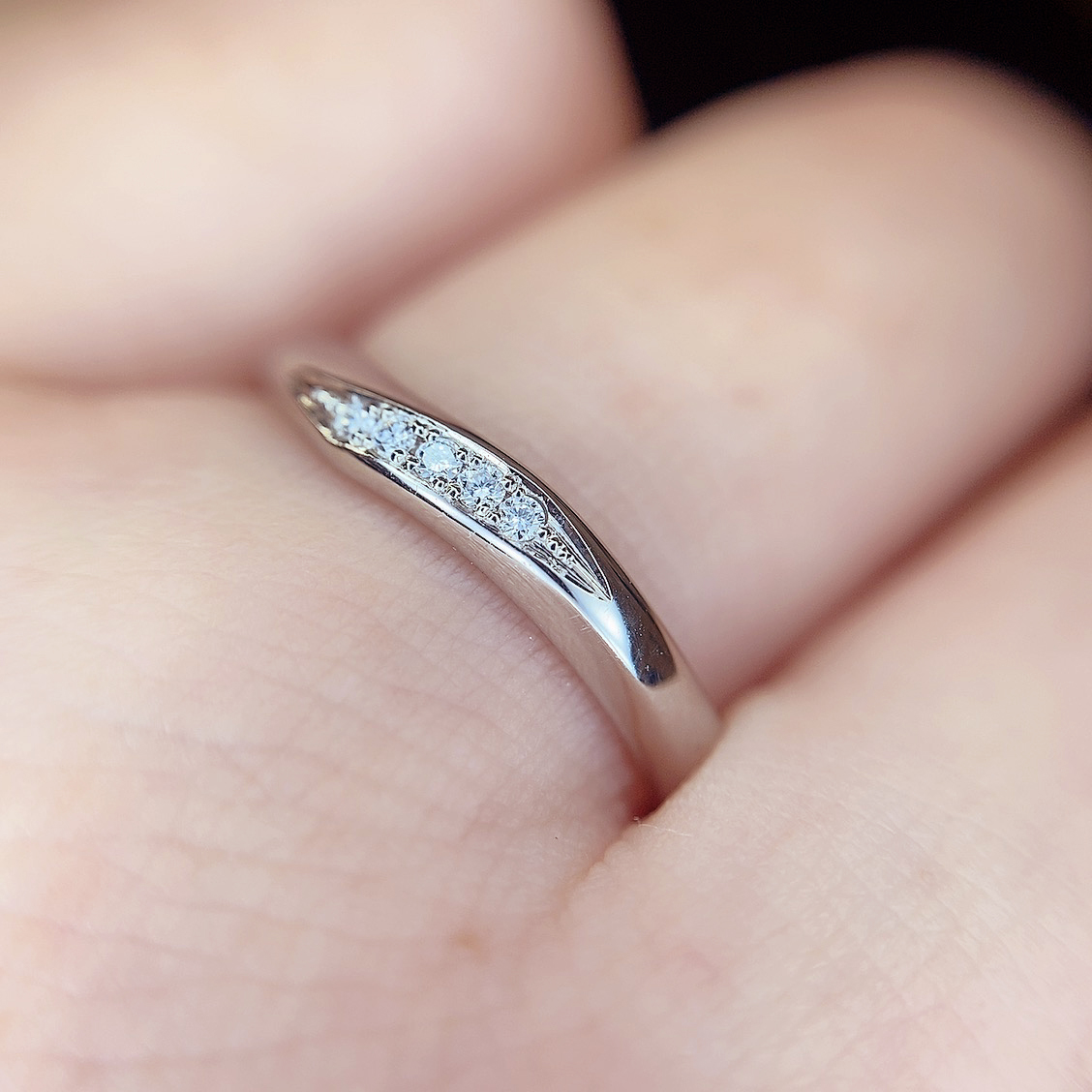 柔らかなカーブで指全体を美しく演出してくれる結婚指輪（マリッジリング）。指輪を着け慣れない方にもおすすめの結婚指輪（マリッジリング）です。