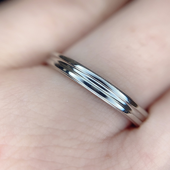 中心に入ったラインがお洒落なな印象を与える結婚指輪（マリッジリング）。シンプルでありながらお洒落に身に着けられます。