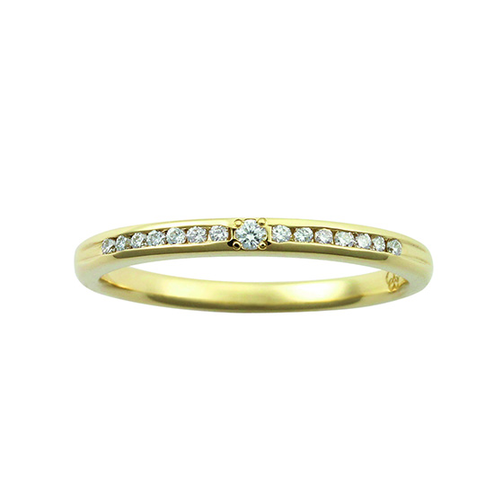 ハーフエタニティタイプの結婚指輪です。レール留めでセッティングされたダイヤモンドが可憐に輝きます。
