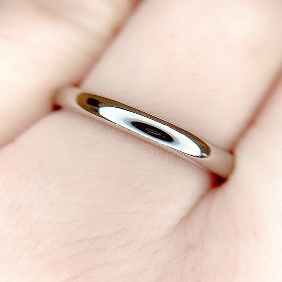 装飾のないプレーンな結婚指輪は、ビジネスシーンでも気にならない不動の人気デザインです。