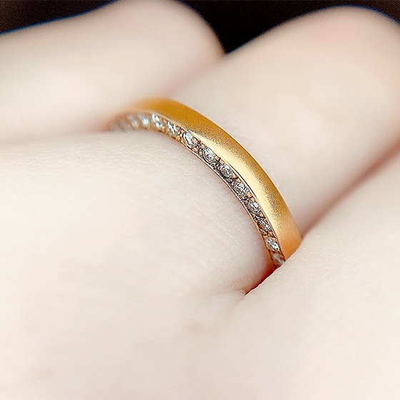 立体的なデザインでお洒落な結婚指輪をお探しの方にお勧め。