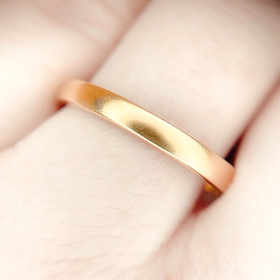 Men'sの結婚指輪はシンプルながらも優しいつや消し加工が個性を光らせます。