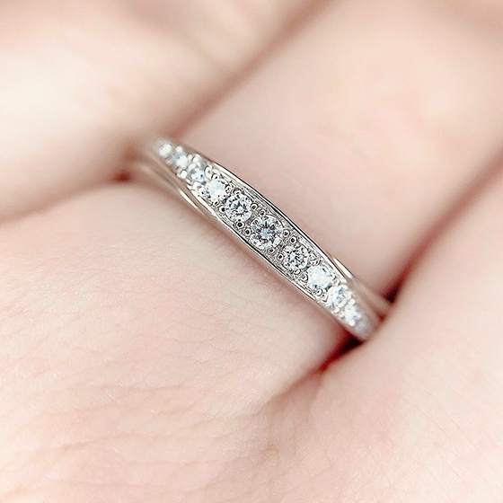 ダイヤモンドの合計カラット数が0.08ct(永遠)になるよう計算された結婚指輪です。