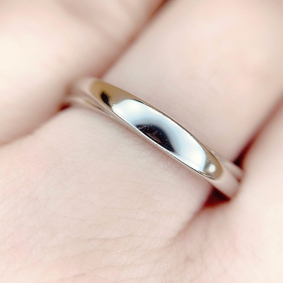 シンプルの中にもさり気ないデザインがかっこよさのある結婚指輪です。