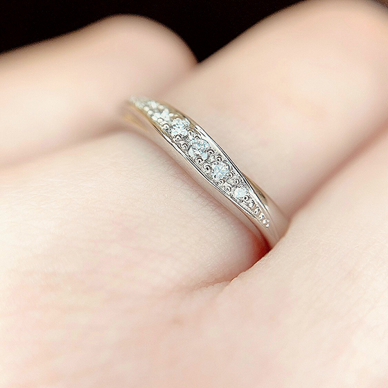 横から見ても華やかな印象のLady'sの結婚指輪です。