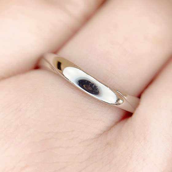 Men'sはシンプルなウェーブデザインが手元に馴染みやすい結婚指輪です。