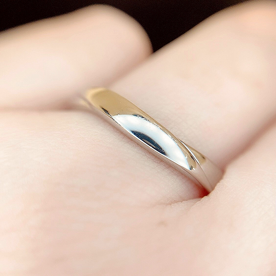 程よい太さのある結婚指輪は男性に好まれやすく人気のデザインです。
