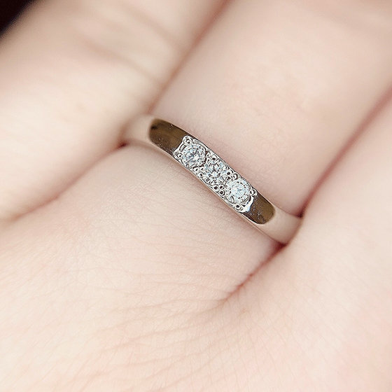 1粒1粒のダイヤモンドの輝きを楽しみたい方におすすめの結婚指輪です。
