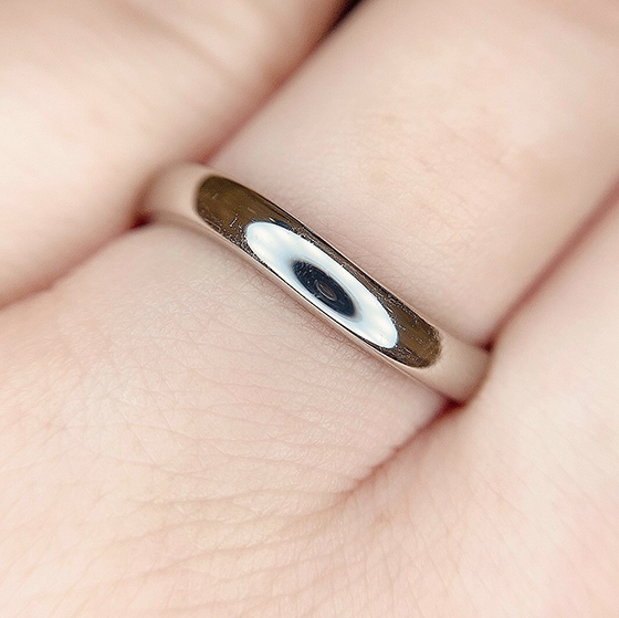 高級感溢れるシンプルな結婚指輪です。インフィニティラインは握り心地も良く、指輪に慣れていない方にも親しみやすい形状です。