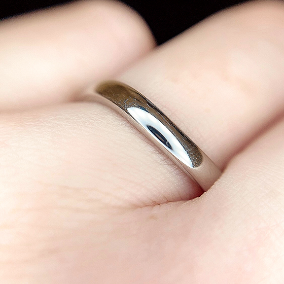 結婚指輪らしい輝きが薬指を纏います。ダイヤモンド無しで男女お揃いにする方も多いデザインです。