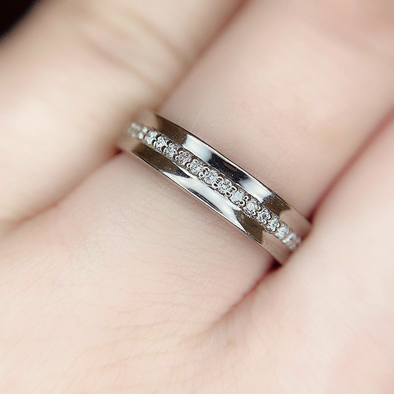 ハーフエタニティのように連なるダイヤモンドが大人ゴージャスな結婚指輪です。