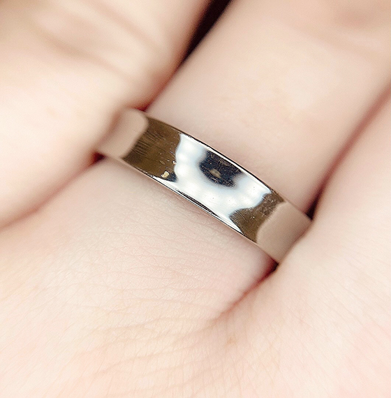 シンプルな内甲丸の形状が個性的。幅があり重厚感のある結婚指輪です。