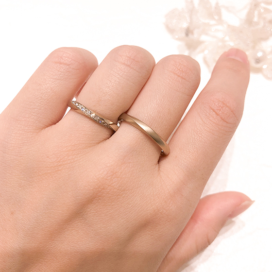 ひねりと流れるようなダイヤモンドが指を綺麗に見せてくれます！