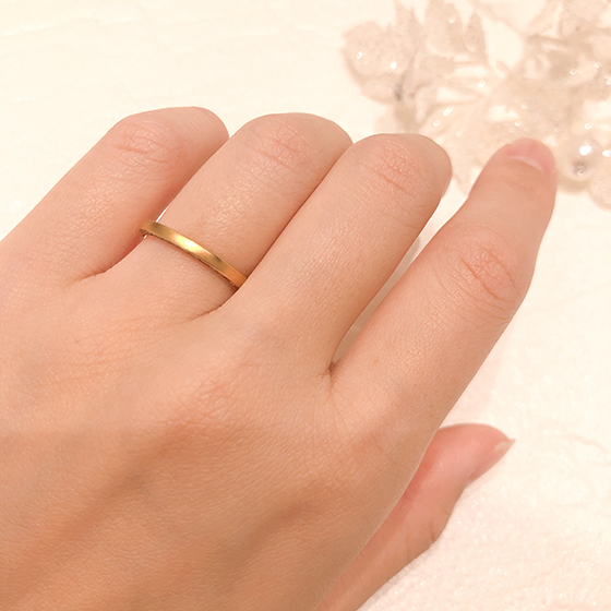 表面はマットの仕上げで高級感を、側面にはキラッと輝く施しを。メリハリのあるデザインの結婚指輪。