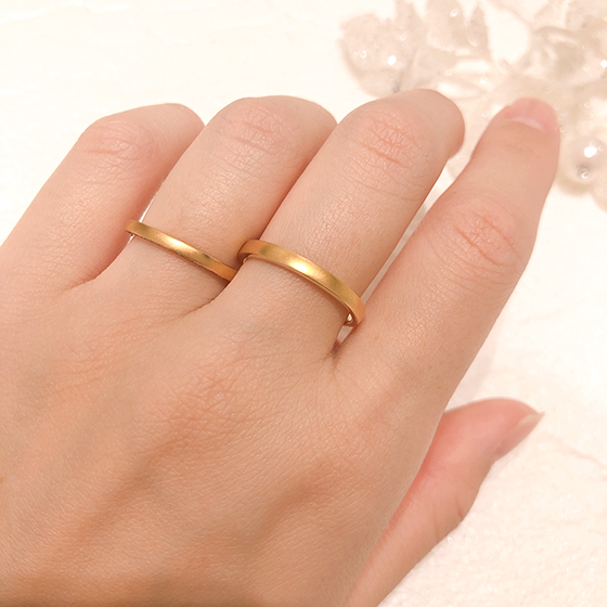 シンプルなデザインがペア感溢れる結婚指輪です。