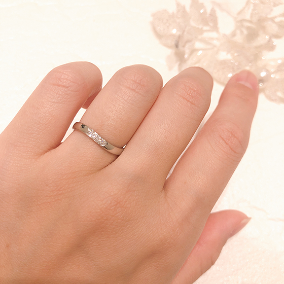 長年使用する結婚指輪に相応しいボリューム感のあるデザインです。