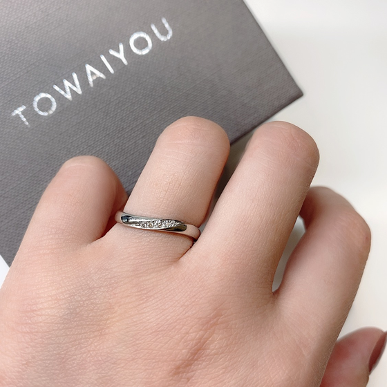 柔らかな曲線は指をすっきり綺麗に見せてくれる効果があります。指輪を着け慣れない方にもおすすめの結婚指輪（マリッジリング）です。