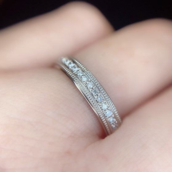 ダイヤモンドの引っ掛かりを気にせず毎日身に着けられる結婚指輪（マリッジリング）です。