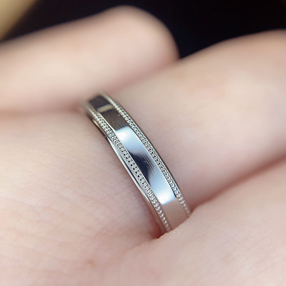男性にも身に着けやすいシンプル×アンティークなデザインの結婚指輪（マリッジリング）。