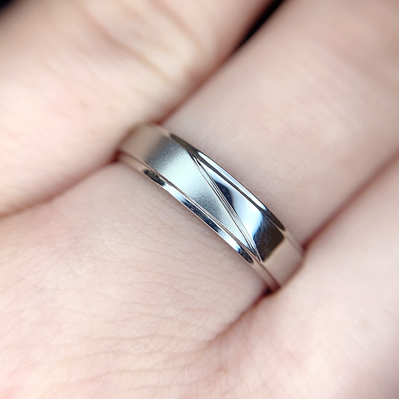 マット加工（艶消し）と鏡面加工の両方を贅沢に使った結婚指輪（マリッジリング）。凹凸のあるデザインは、かっこよく