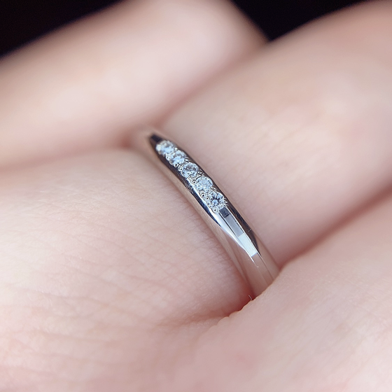 ダイヤモンドとカットデザインの優しい輝きがポイント！贅沢なデザインの結婚指輪（マリッジリング）です。