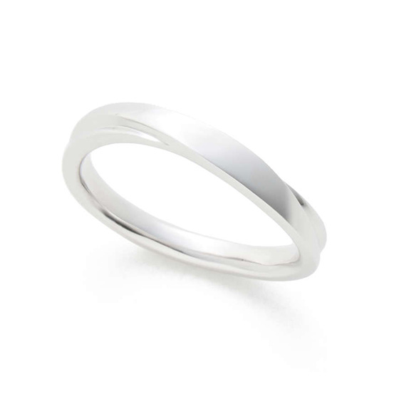 優しいウェーブラインは指によく馴染み毎日身に着ける結婚指輪として相応しいデザインです。