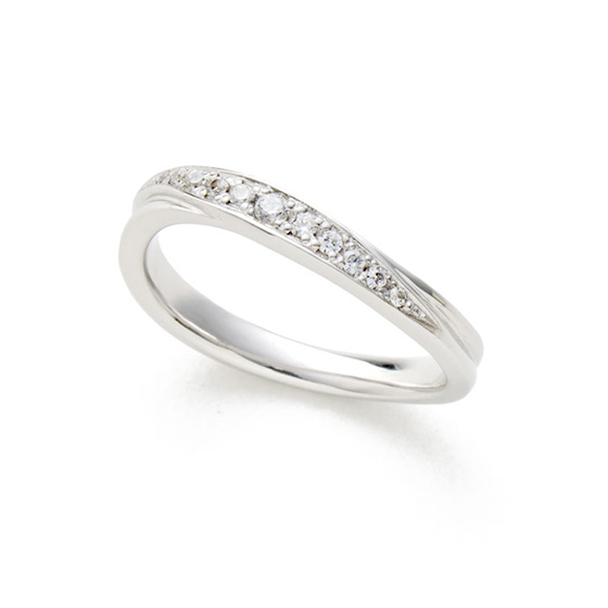ダイヤモンドのグラデーションが美しい結婚指輪です。