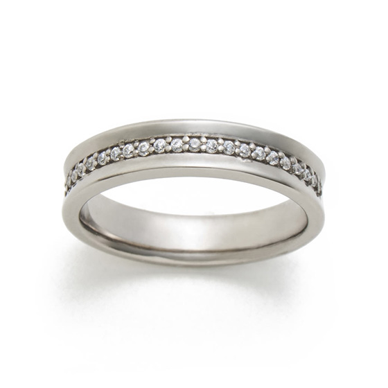 中心に走るダイヤモンドの直線が美しい結婚指輪です。