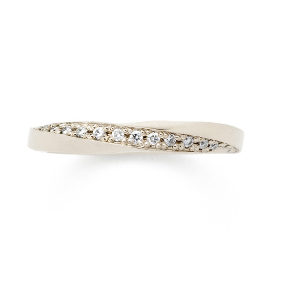 側面から連なるダイヤモンドの流線形が美しい結婚指輪です。