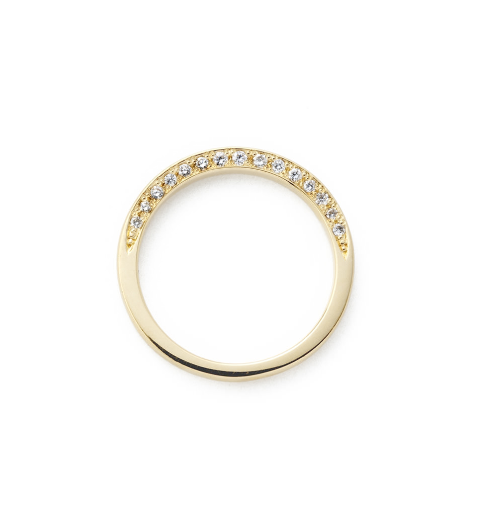 横顔が華やかなLady'sの結婚指輪です。正面とは違う雰囲気をお楽しみ頂ける、上級者デザイン。