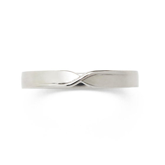 中央にひねりを加え、∞にも見える様意識したデザインの結婚指輪です。