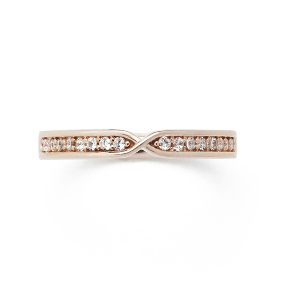 正面から見るとリボンのような形状をした結婚指輪。敷き詰められたダイヤモンドが華やかに手元を飾ります。