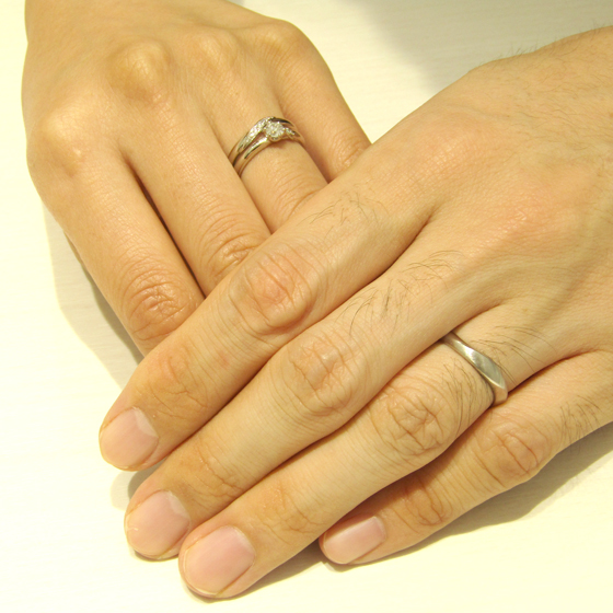 >ピンクダイヤが留められた婚約指輪＆結婚指輪はとてもキュートなデザイン♪