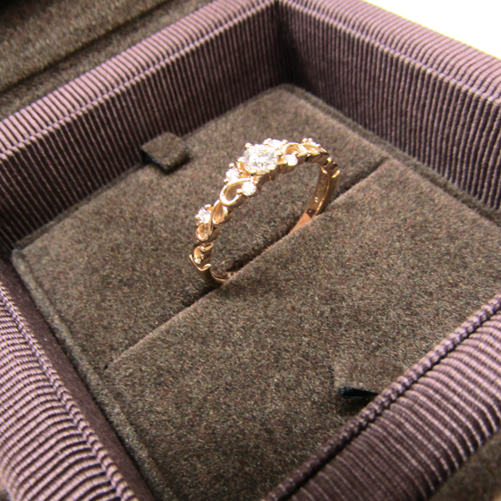 >M様の喜ばれているお顔が目に浮かびます。結婚指輪と重ねた時のダイヤモンドのキラキラがカワイイです。