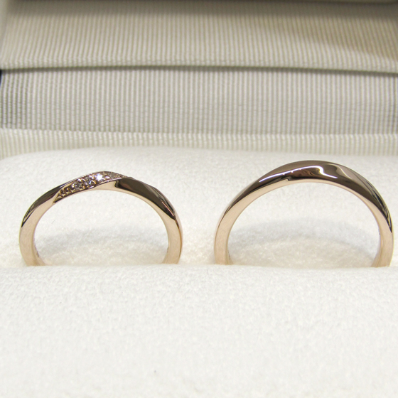 >ペアのデザインと、ピンクゴールドのお色味がオシャレ度をアップさせてくれる素敵な結婚指輪をお選び頂きました！