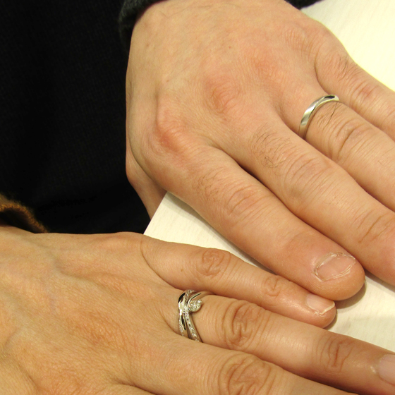 >程よいボリューム感の結婚指輪。ダイヤモンドのきらめきにとても喜んでくださいました。