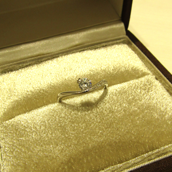 >婚約指輪はV字でお指がきれいに見えるデザイン。1つで着けても、重ねて着けても素敵です。