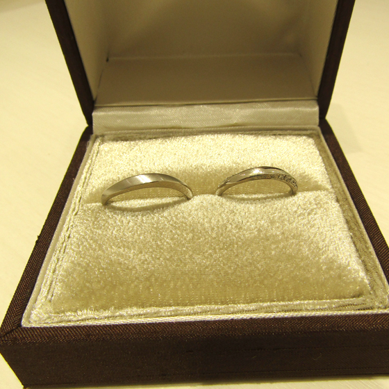 >お好みがぴったりのおふたりはお揃いのデザインで結婚指輪をお選びくださいました。